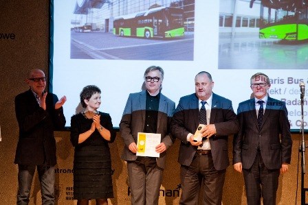 Wiceminister infrastruktury i rozwoju Iwona Wendel z laureatami Top Design Award